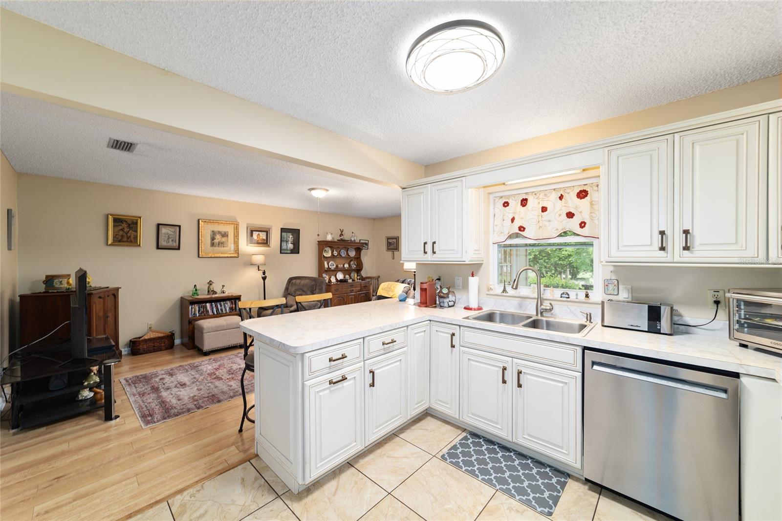 ON TOP OF THE WORLD - Residential