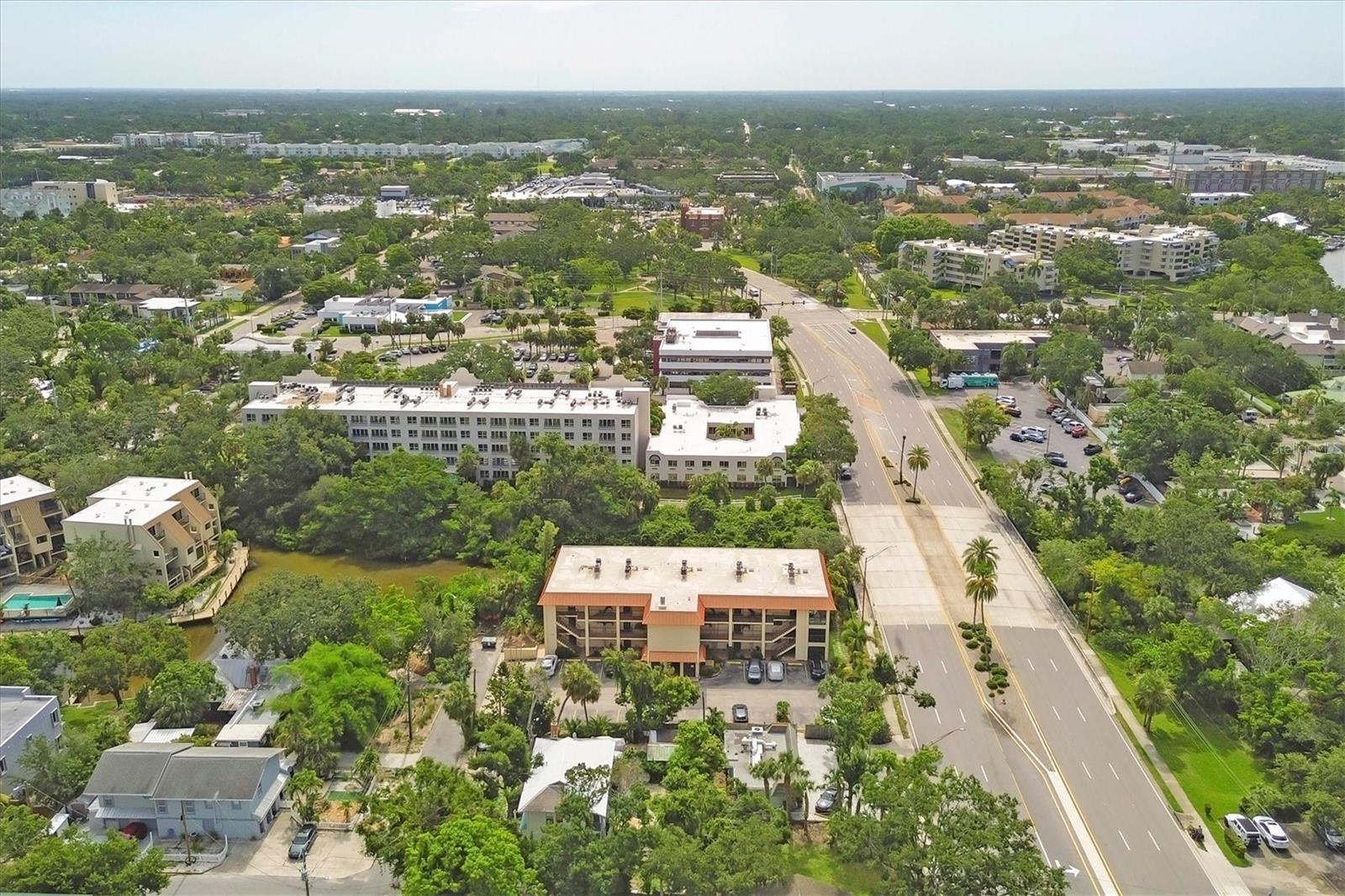 BAYOU HOUSE APTS - Residential