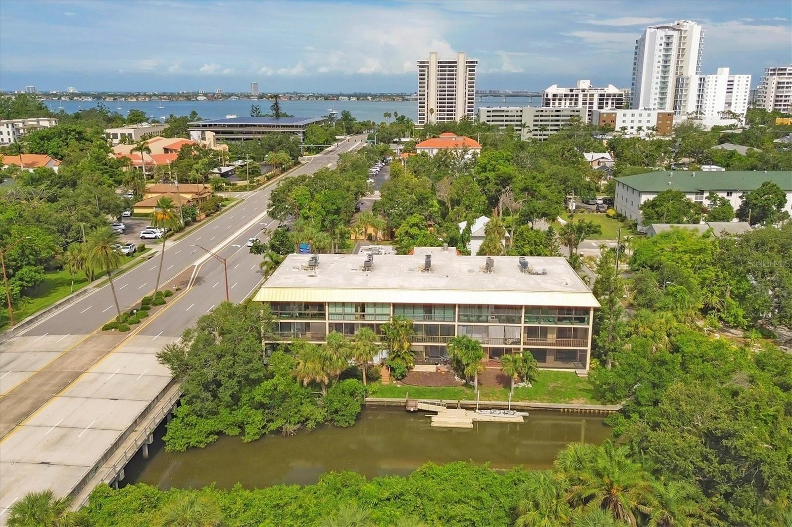 BAYOU HOUSE APTS - Residential