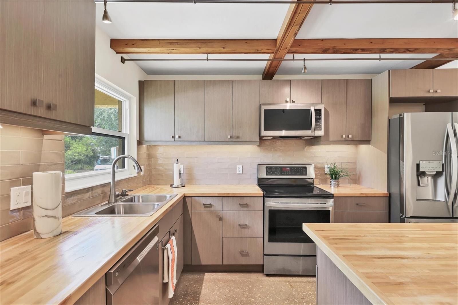 BAYOU HOUSE APTS - Residential