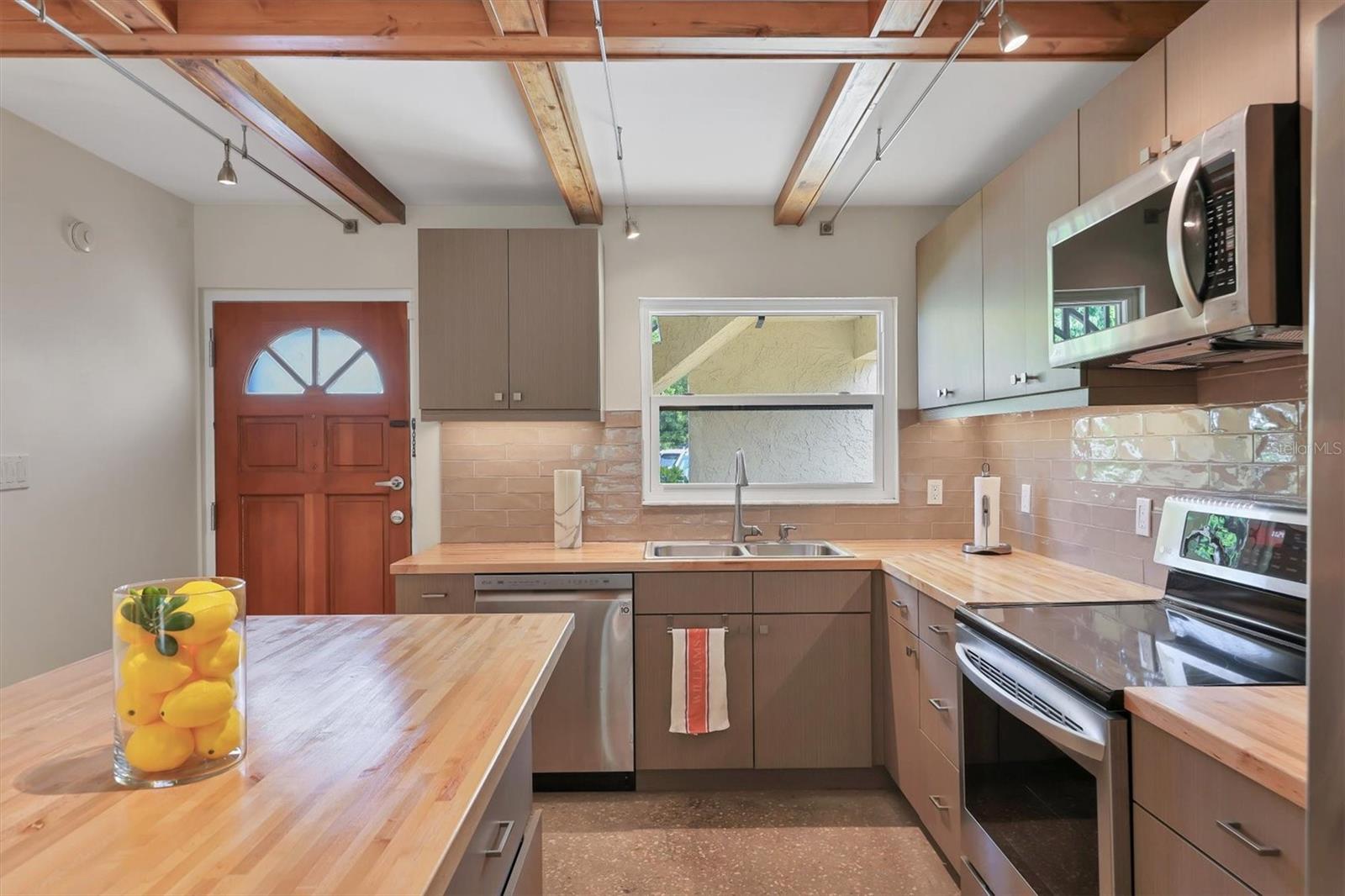 BAYOU HOUSE APTS - Residential