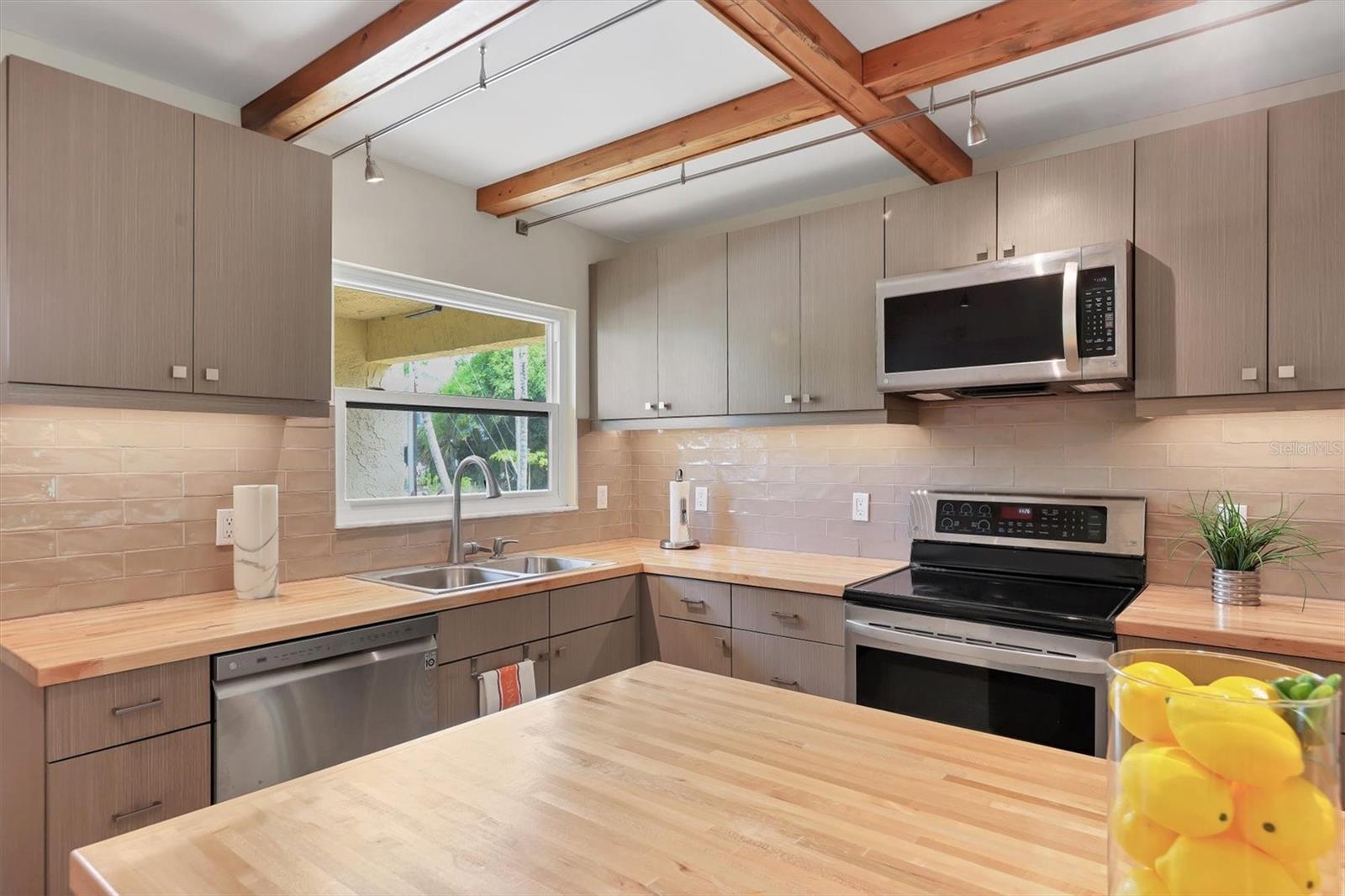 BAYOU HOUSE APTS - Residential