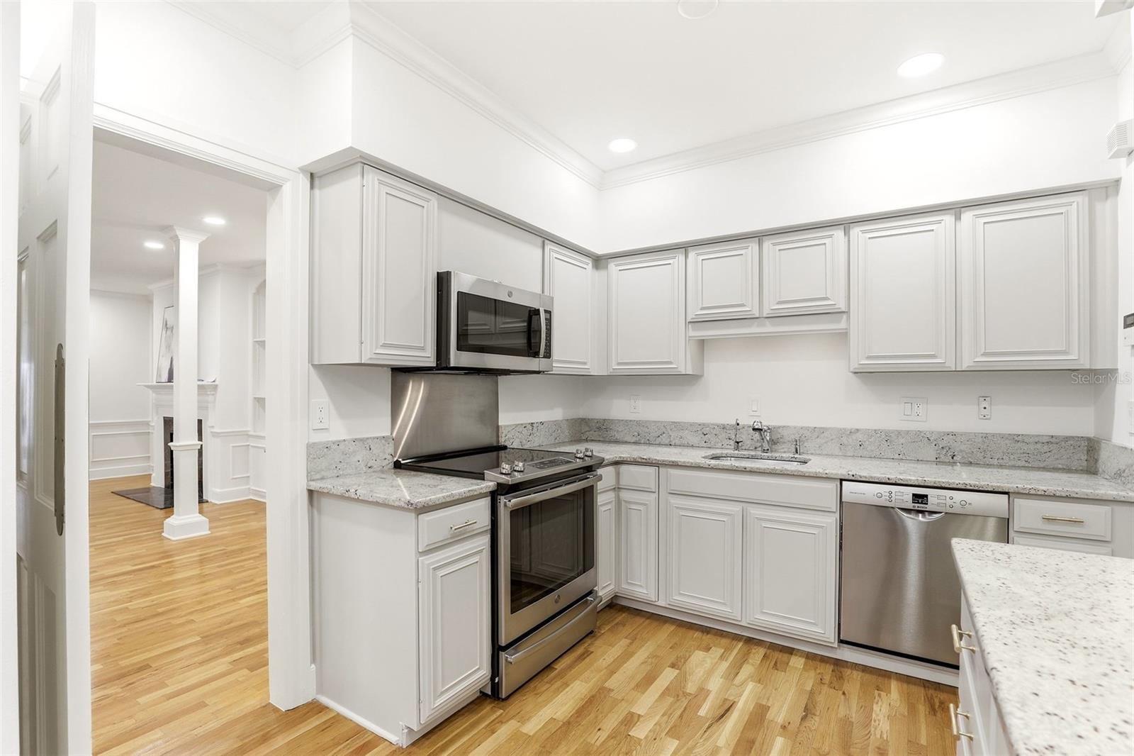 COUNTRY CLUB TWNHS ESTATES - Residential