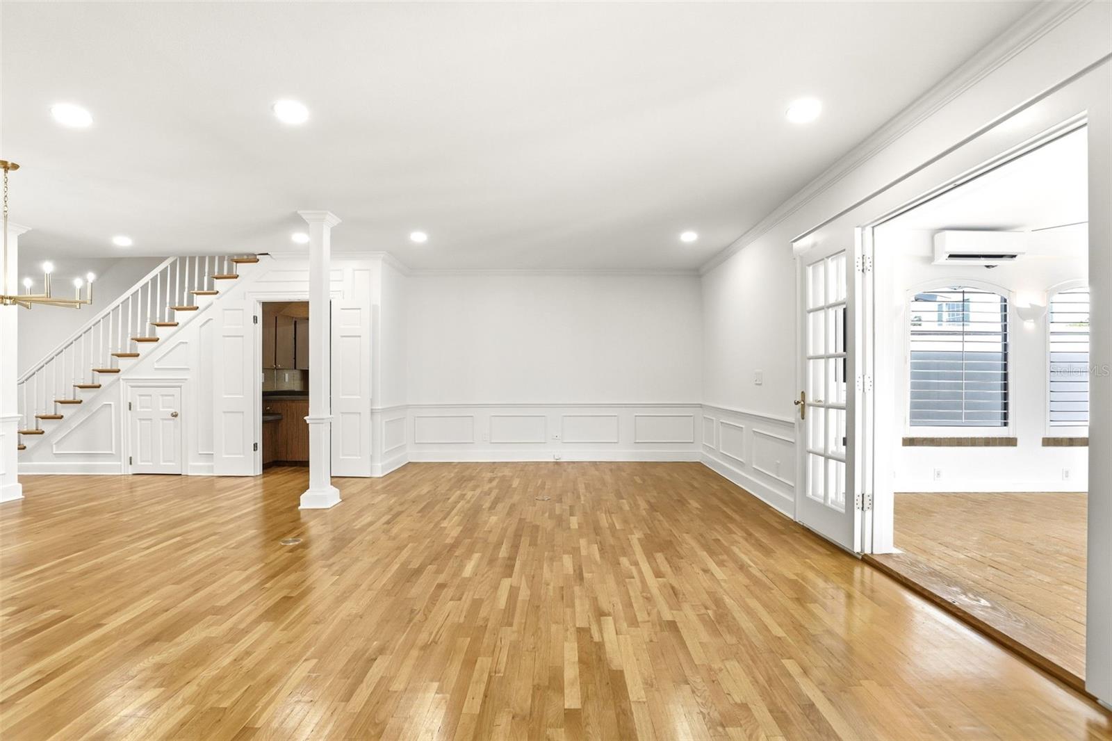 COUNTRY CLUB TWNHS ESTATES - Residential