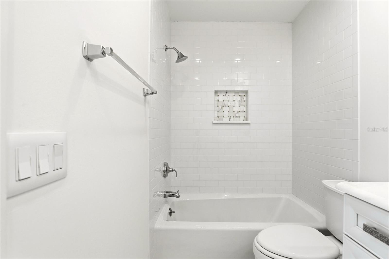 COUNTRY CLUB TWNHS ESTATES - Residential