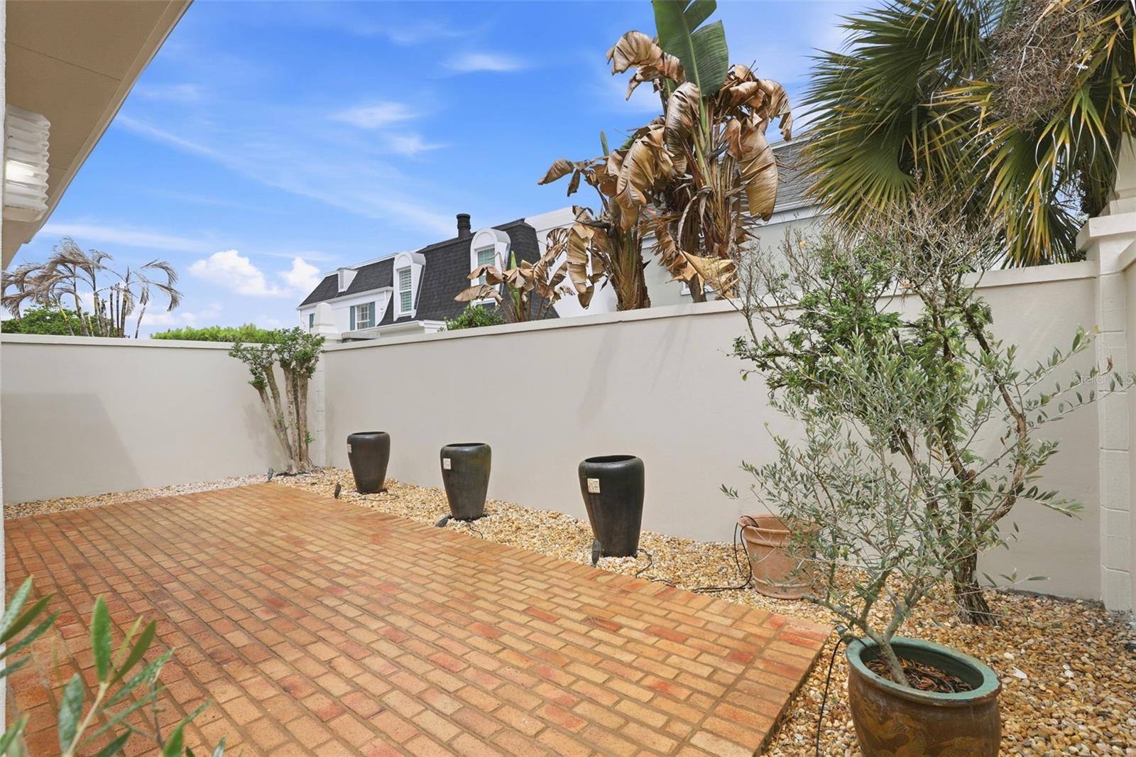 COUNTRY CLUB TWNHS ESTATES - Residential