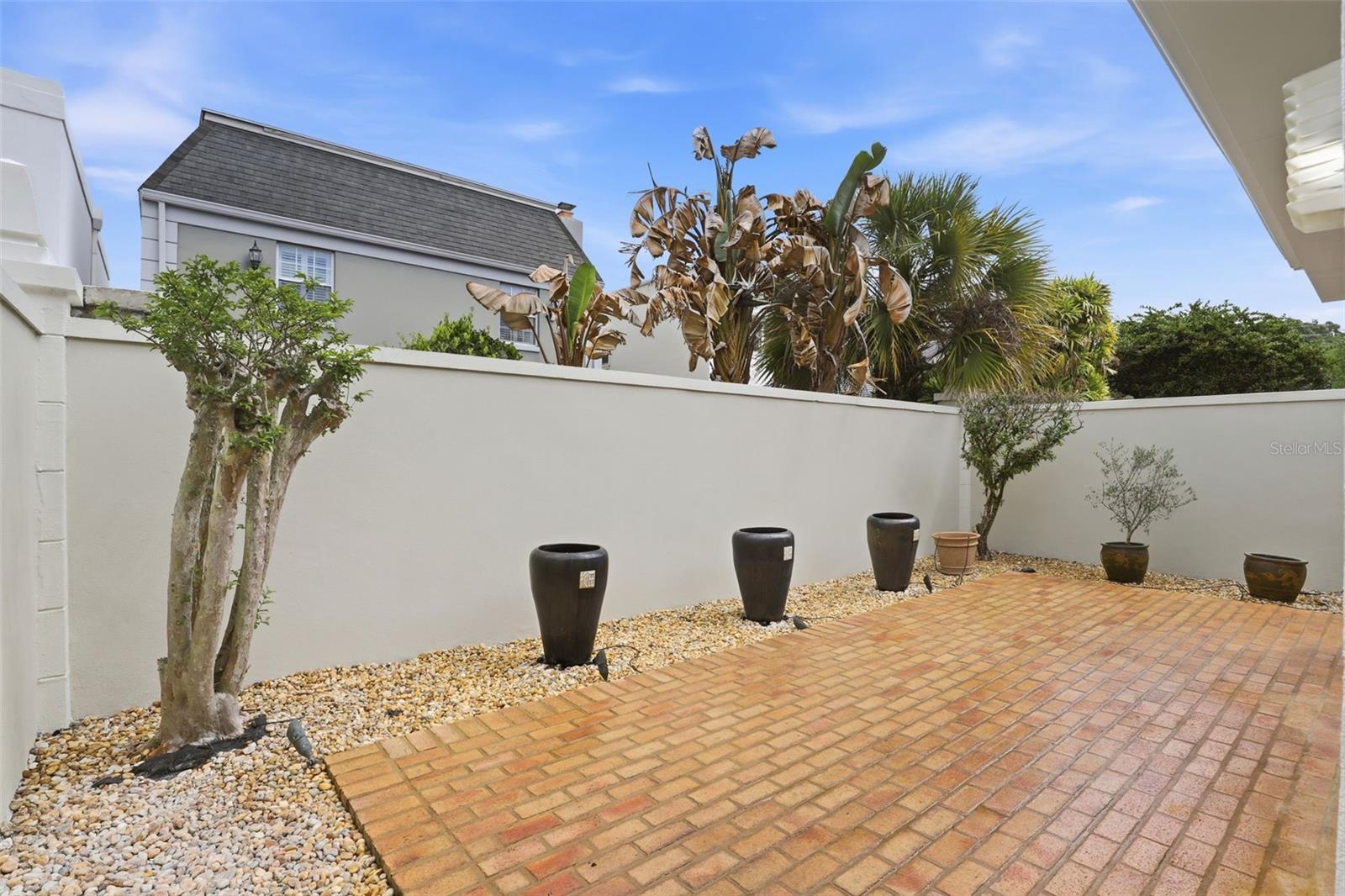 COUNTRY CLUB TWNHS ESTATES - Residential