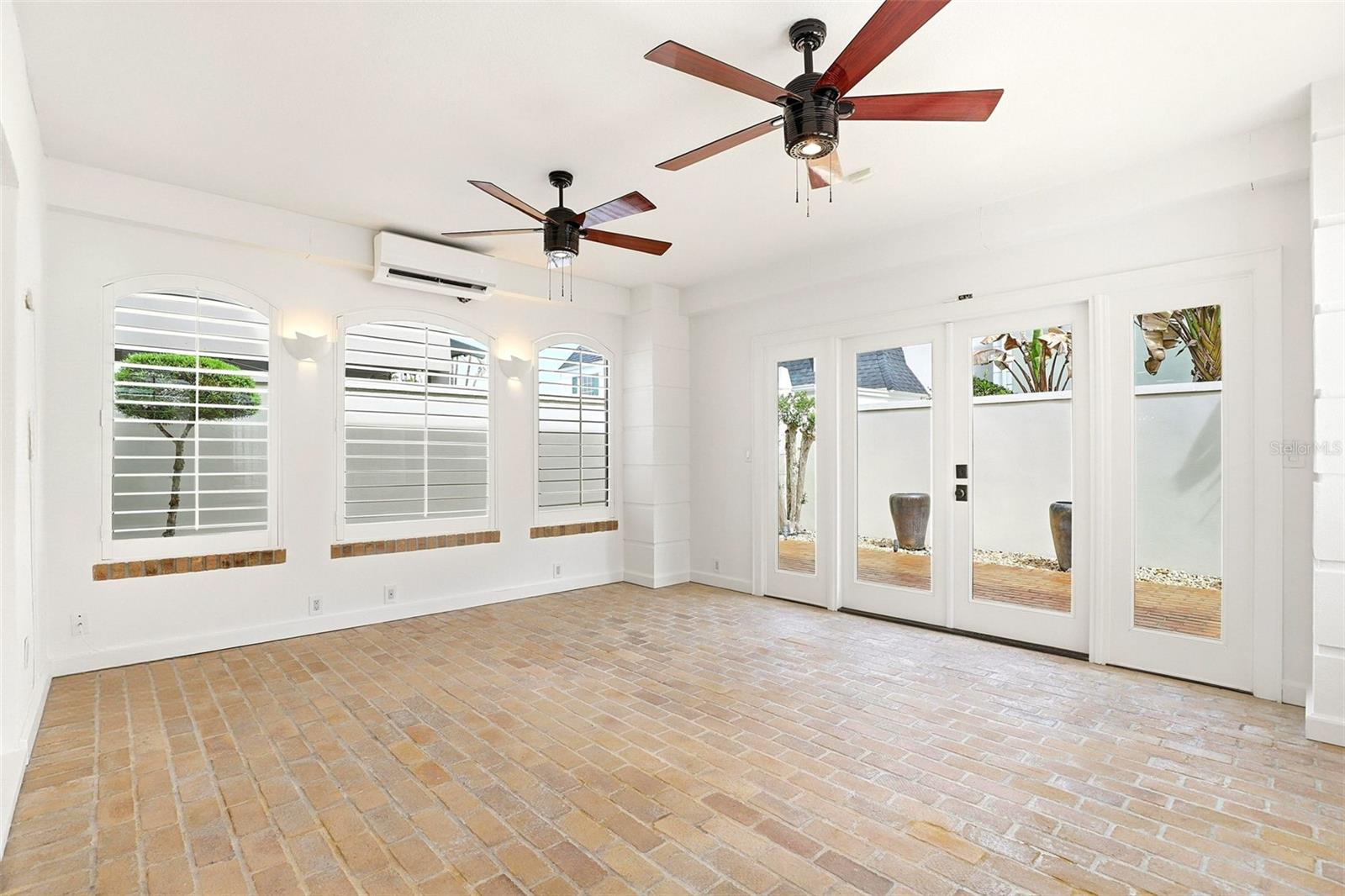 COUNTRY CLUB TWNHS ESTATES - Residential