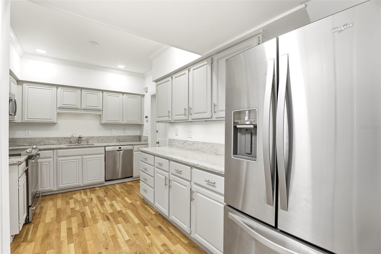 COUNTRY CLUB TWNHS ESTATES - Residential