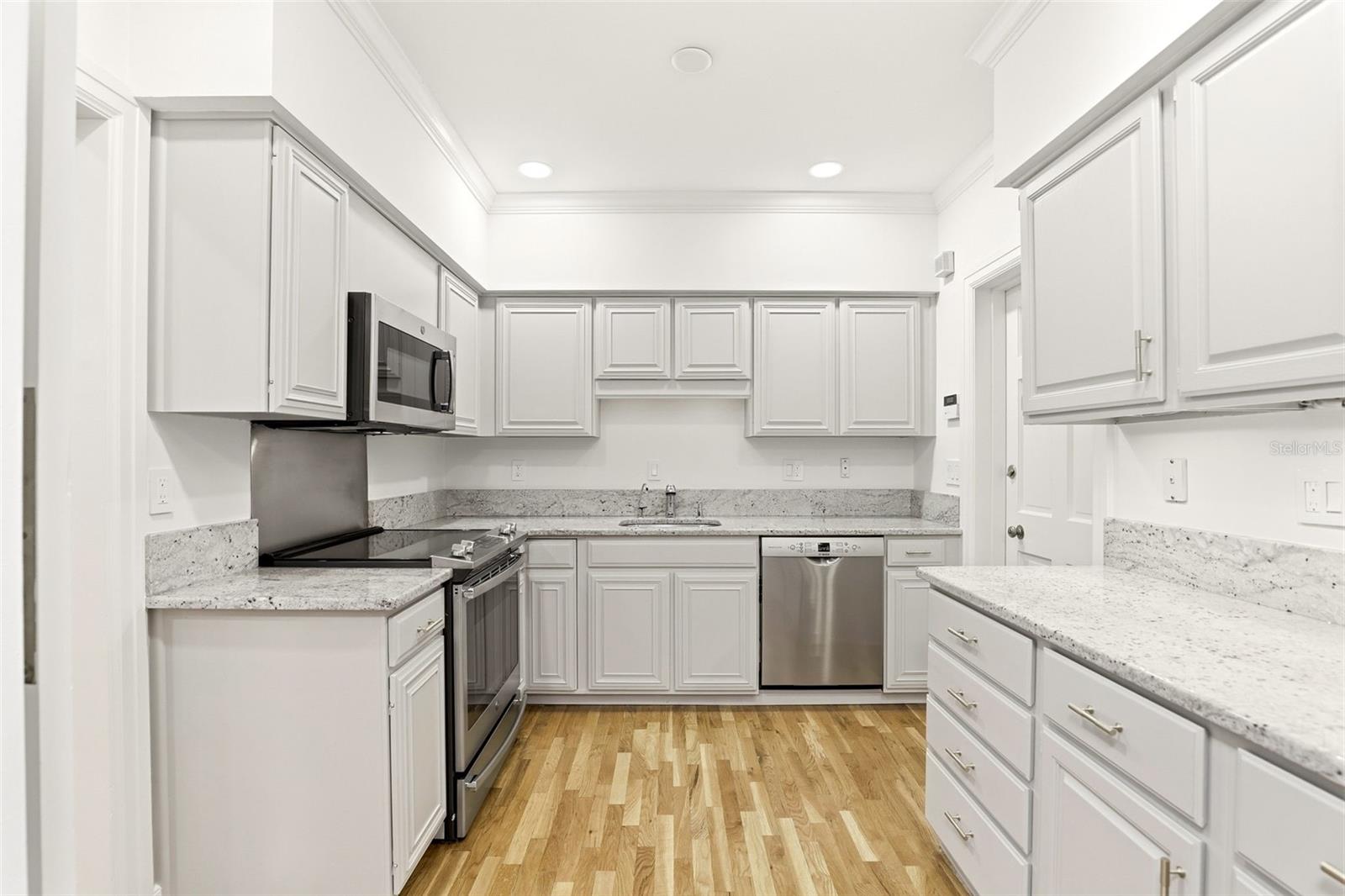 COUNTRY CLUB TWNHS ESTATES - Residential