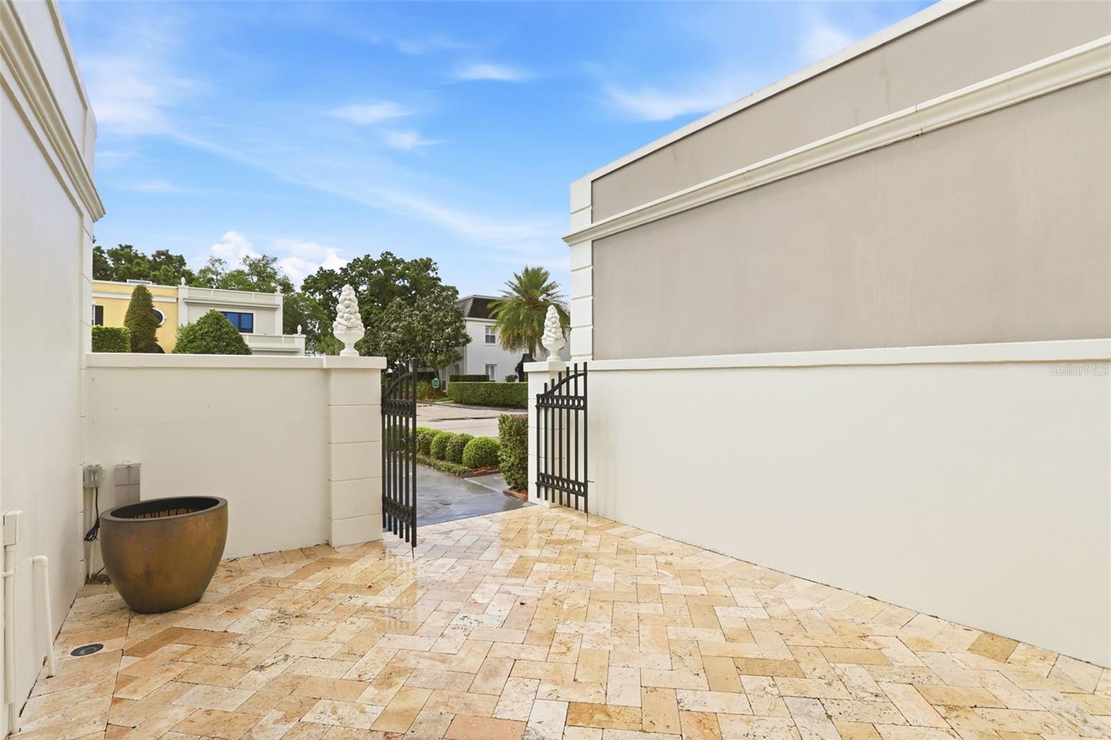 COUNTRY CLUB TWNHS ESTATES - Residential