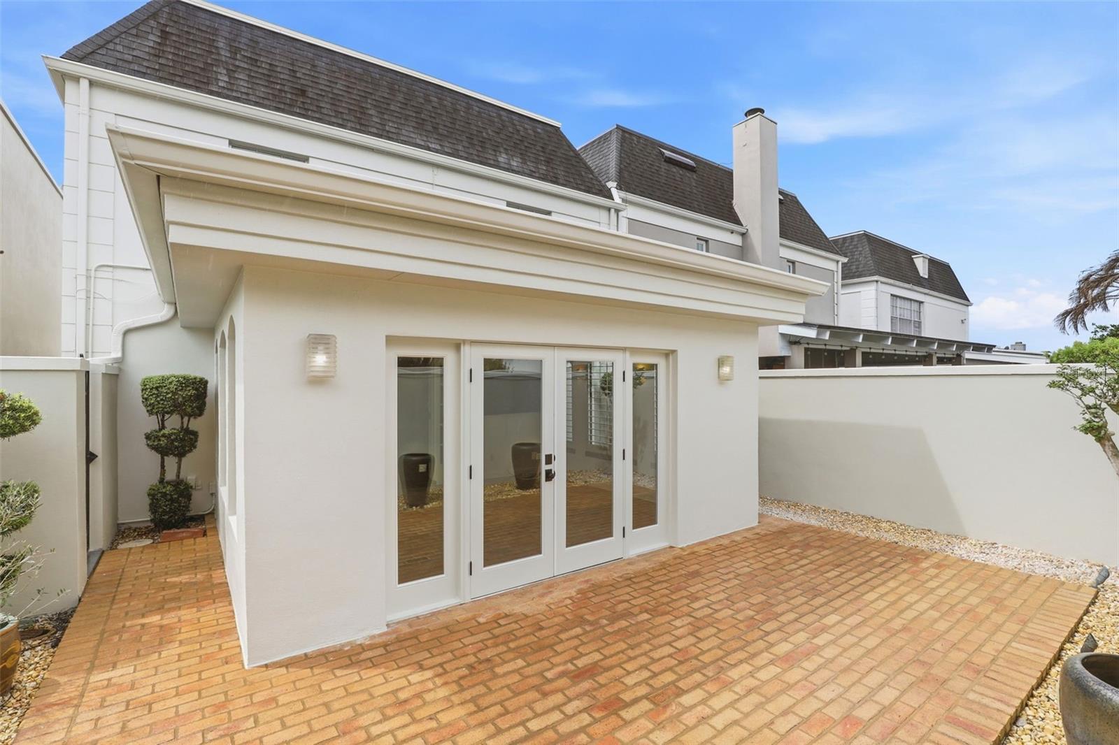 COUNTRY CLUB TWNHS ESTATES - Residential