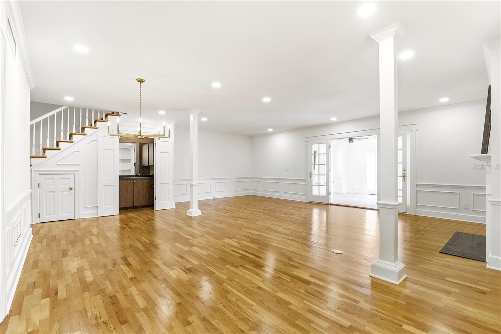 COUNTRY CLUB TWNHS ESTATES - Residential