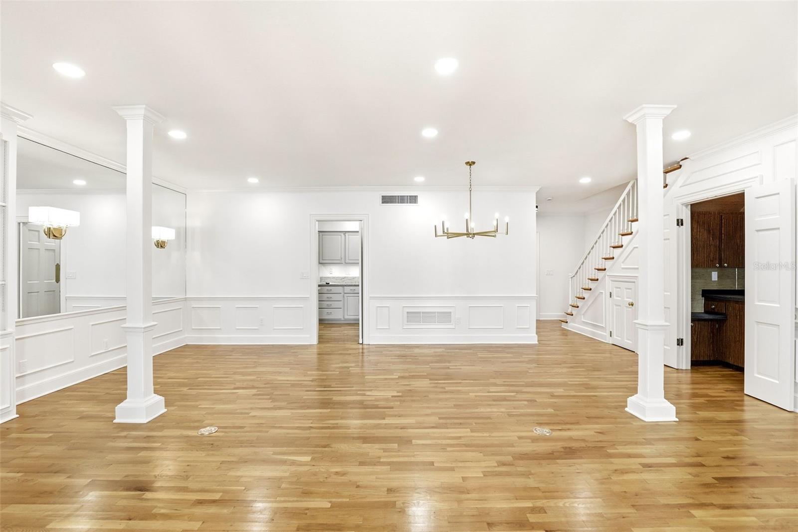 COUNTRY CLUB TWNHS ESTATES - Residential