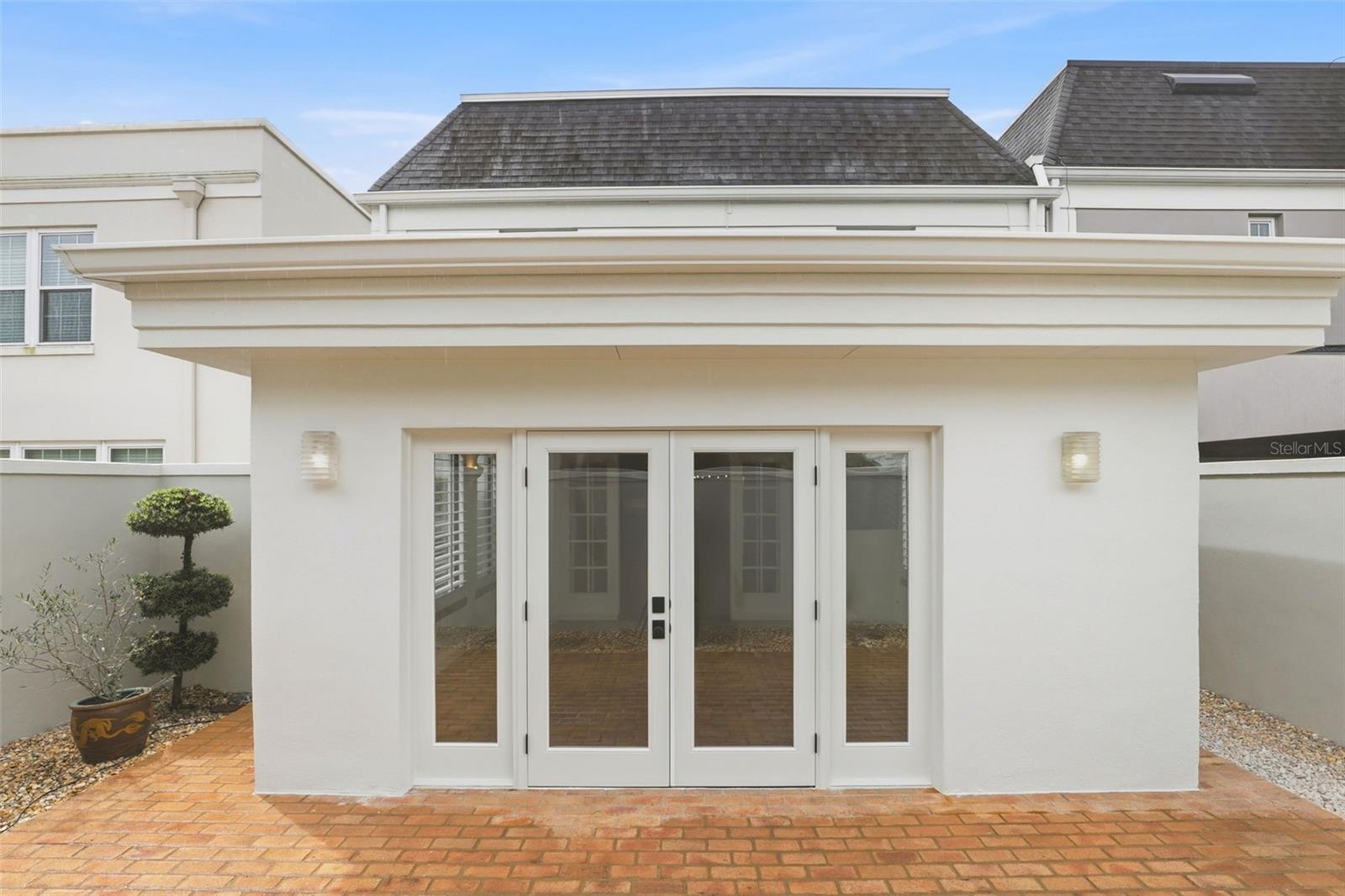 COUNTRY CLUB TWNHS ESTATES - Residential