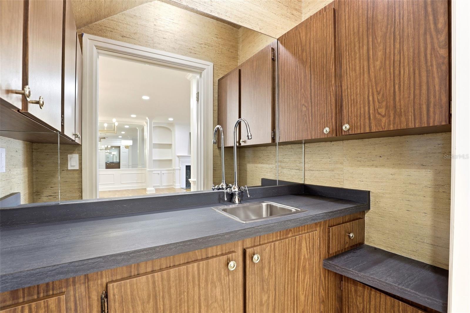 COUNTRY CLUB TWNHS ESTATES - Residential