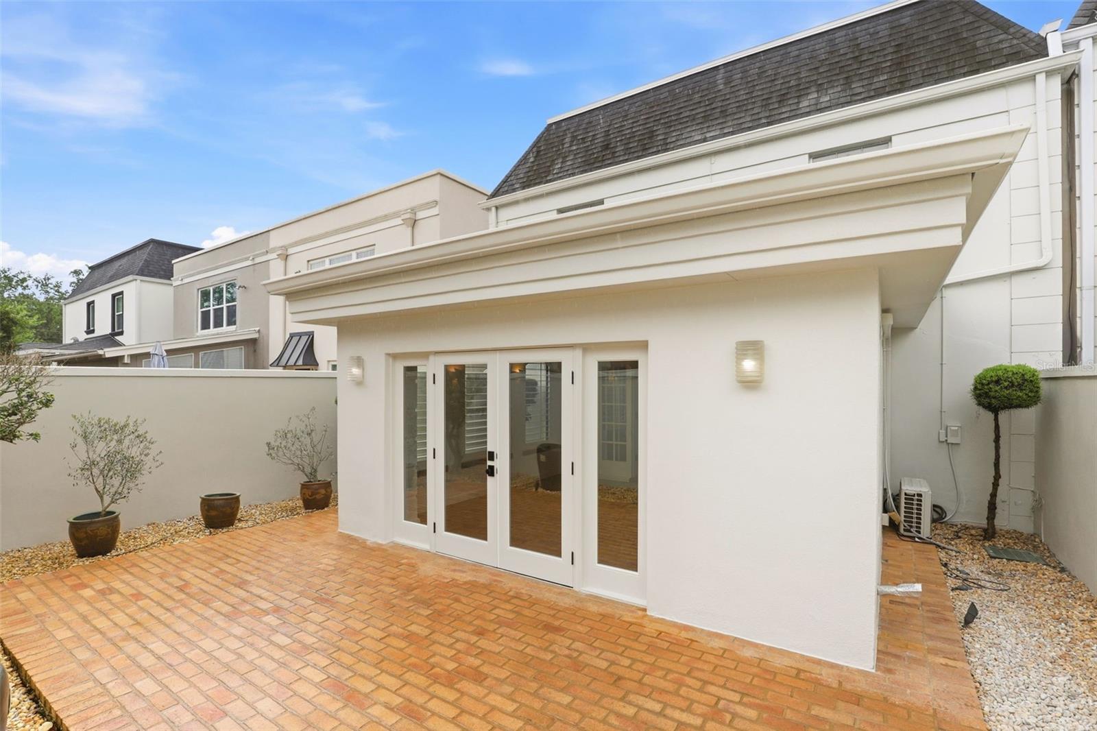 COUNTRY CLUB TWNHS ESTATES - Residential