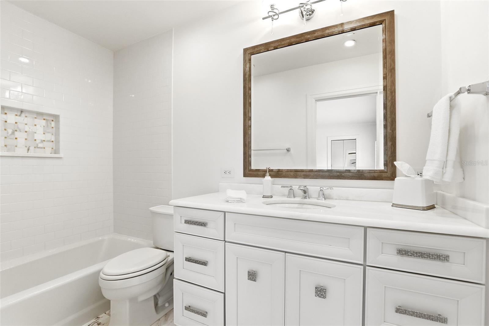 COUNTRY CLUB TWNHS ESTATES - Residential