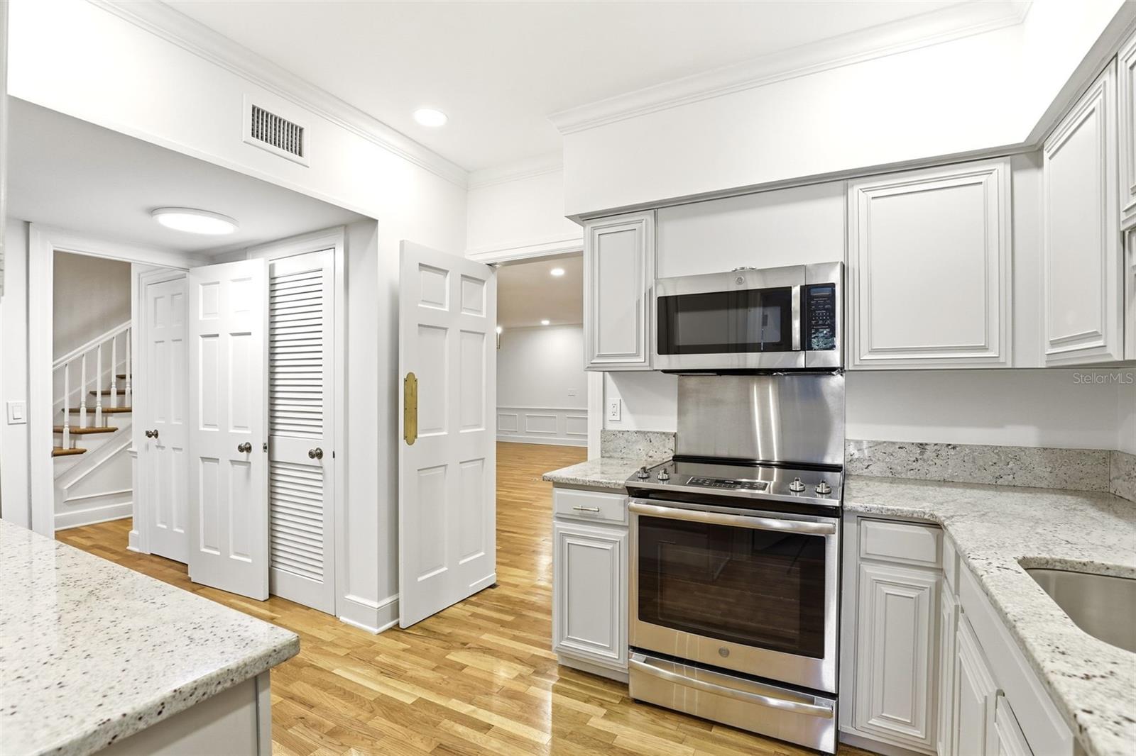 COUNTRY CLUB TWNHS ESTATES - Residential