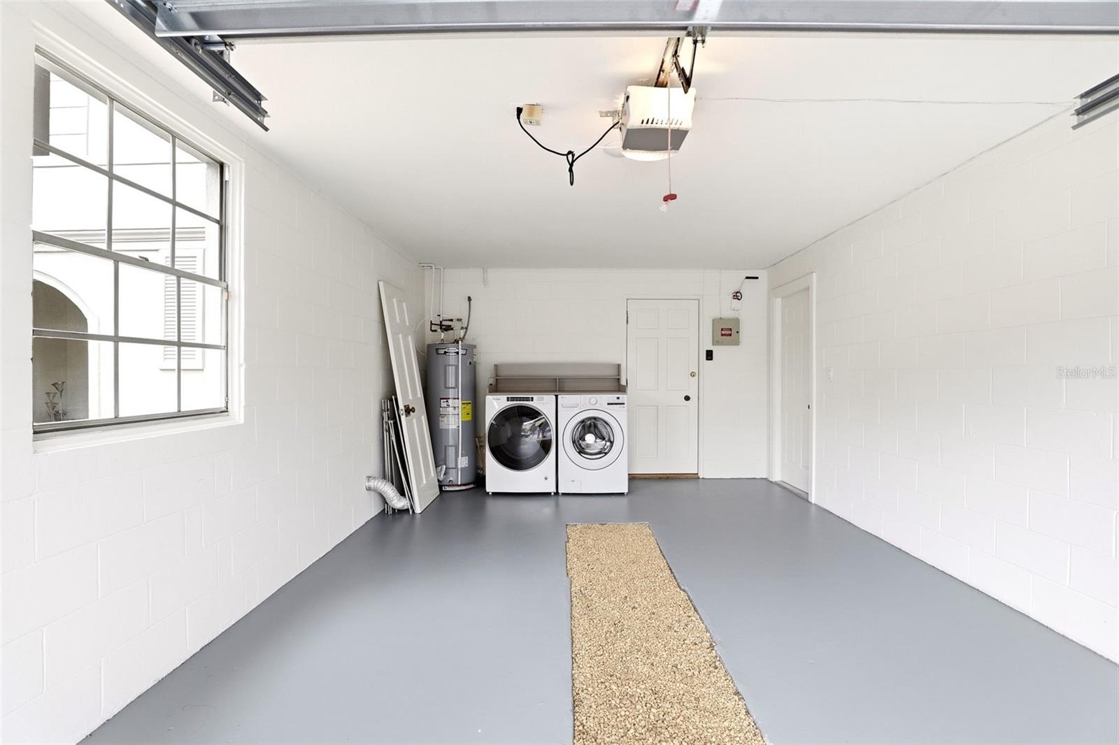 COUNTRY CLUB TWNHS ESTATES - Residential