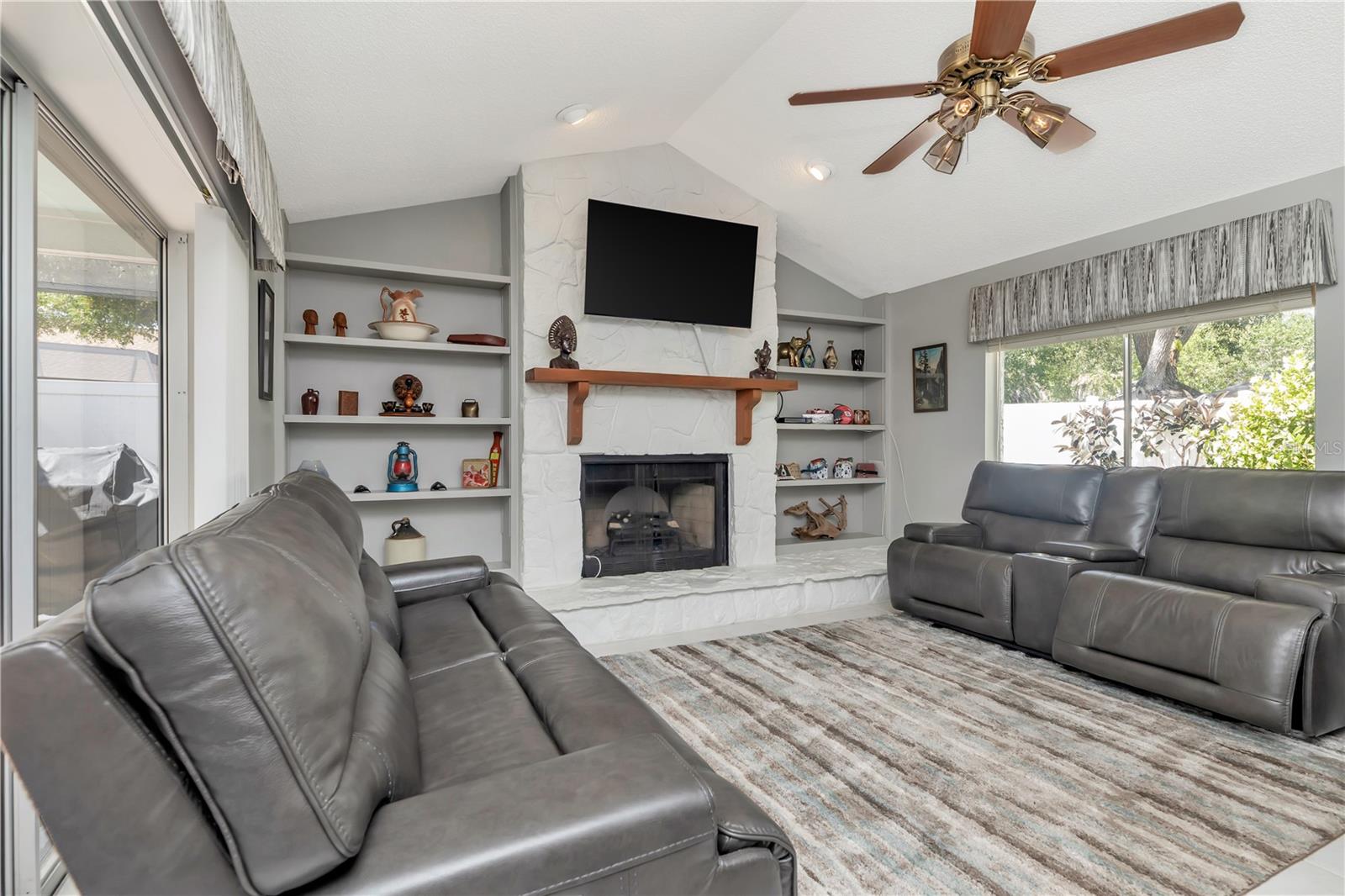 LAKE VALENCIA UNIT ONE - Residential