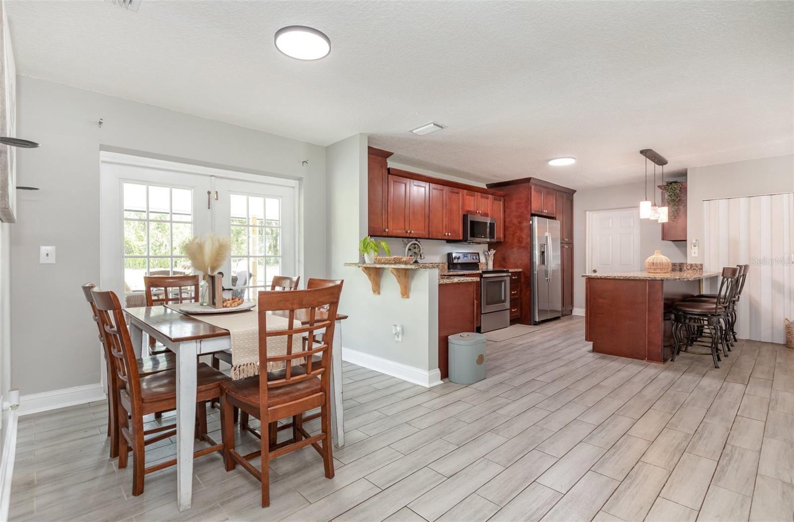 2806 LEANING OAK LANE