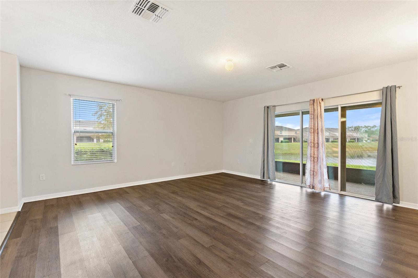 LAKE BLUFF/TOWN CENTER EAST PH - Residential