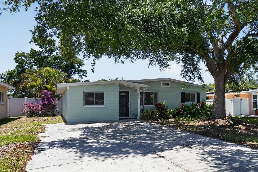 Photo of 3300 Kingston Street N, St Petersburg, FL 33713 (MLS # A4693061)