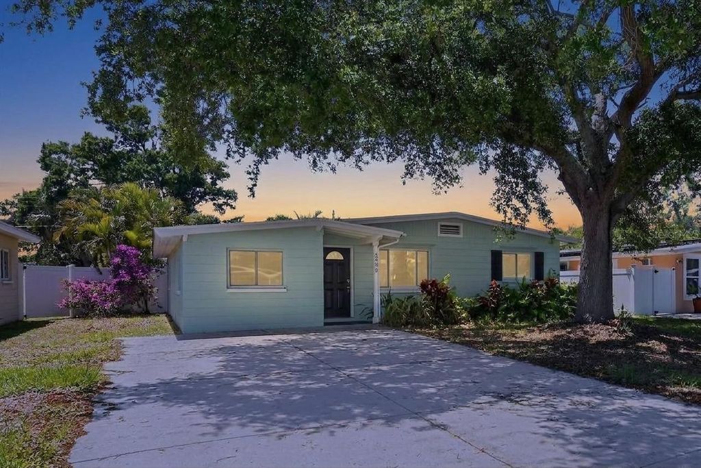 Photo of 3300 Kingston Street N, St Petersburg, FL 33713 (MLS # A4693061)