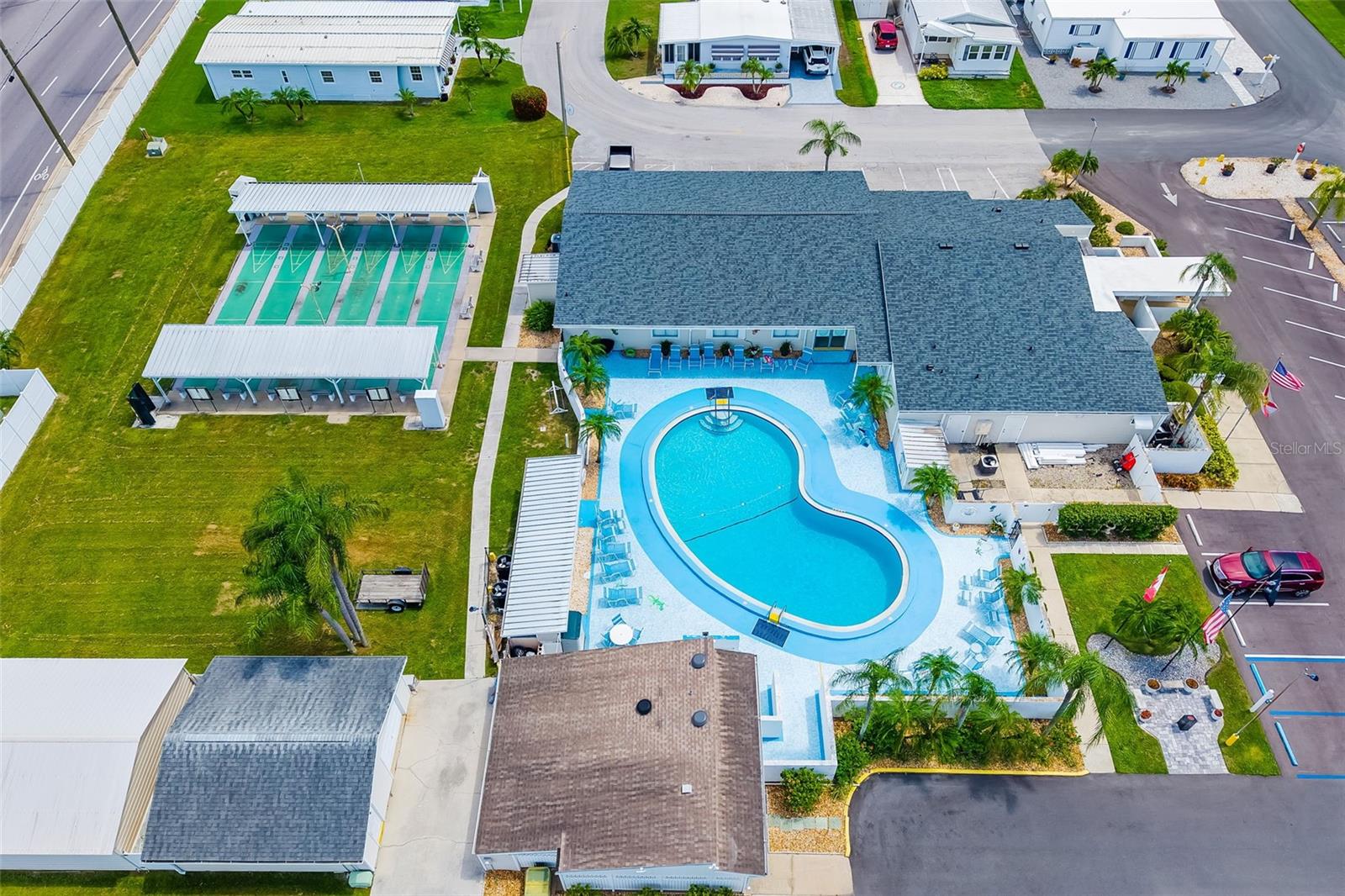 PALM LAKE ESTATES - Residential