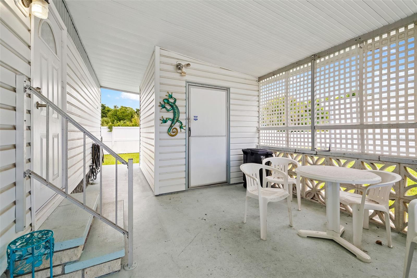 PALM LAKE ESTATES - Residential