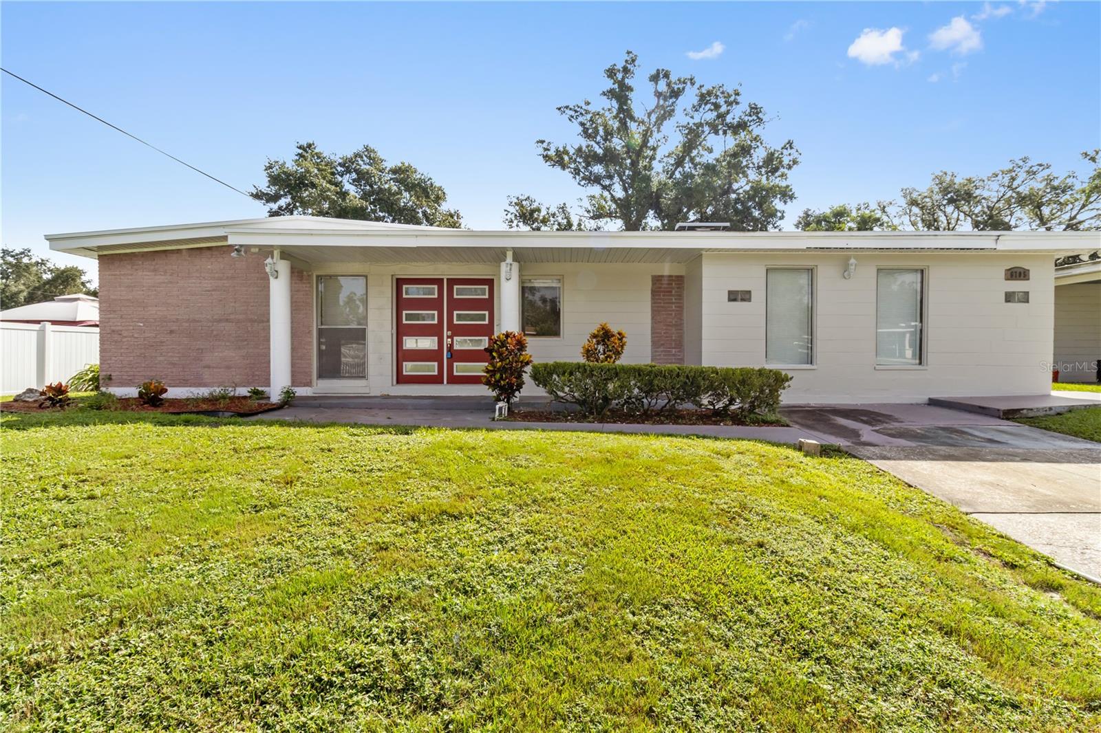 Beautifully Updated 3-Bedroom, 2-Bathroom Home in the Heart of Tampa! Welcome to this stunningly updated single-family home perfectly situated in the heart of Tampa! This home offers: 3 generously sized bedrooms with ample closet space 2 modern bathrooms designed for comfort and convenience. An open-concept living and dining area, ideal for entertaining. A contemporary kitchen with stainless steel appliances and sleek finishes. In-house laundry for added ease.
Enjoy all the benefits of a central location—just minutes from Downtown Tampa, major highways, shopping, dining, and entertainment.