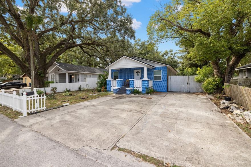 Beautiful bungalow in a great location, close to restaurants, shopping centers, theme parks, and major roads. This 2/2 home offers a front and back open porch and a huge fenced backyard. Don’t miss this opportunity. Call us to schedule a showing.