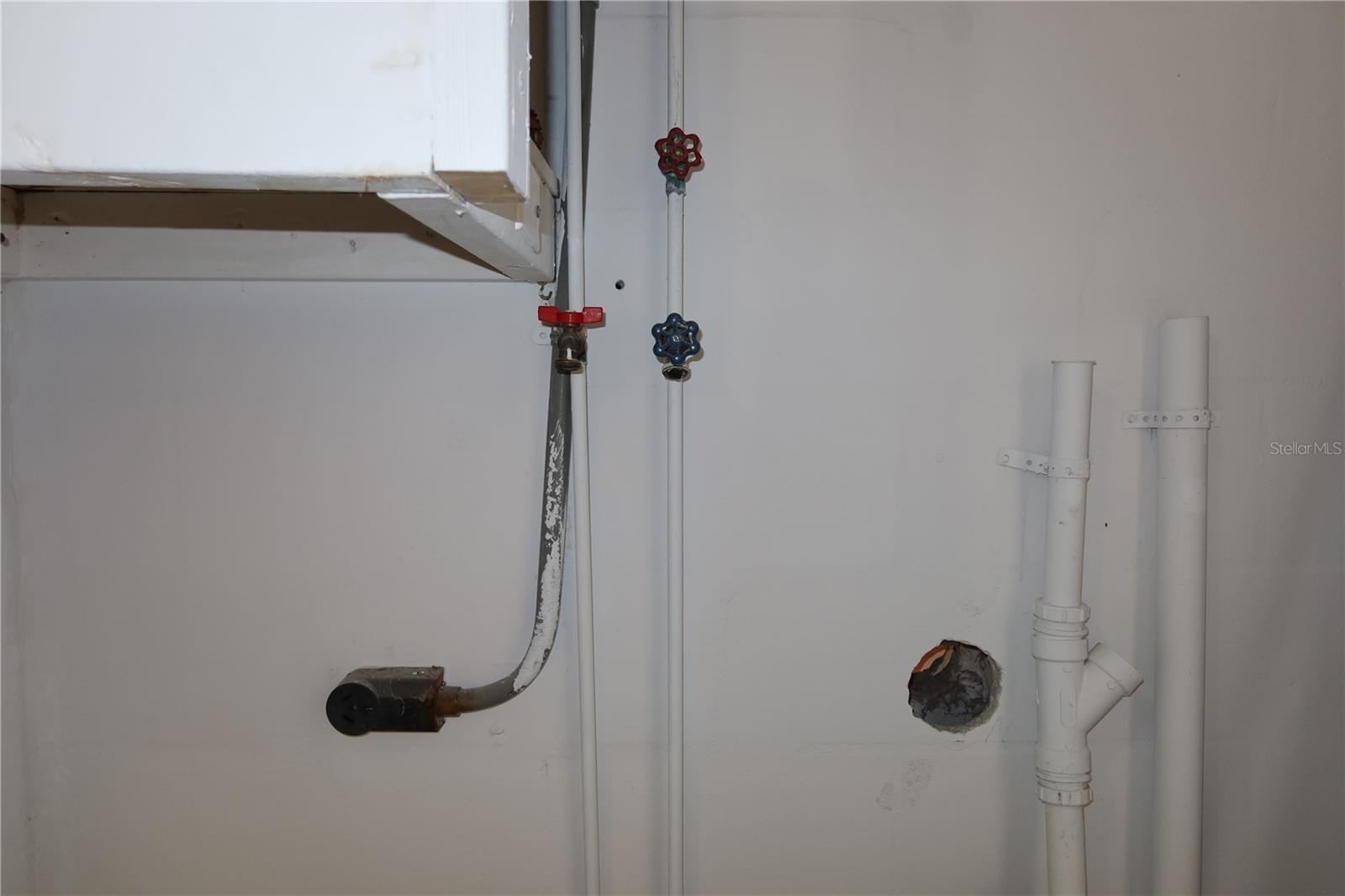 SIESTA TERRACE FIRST ADD - Residential Lease