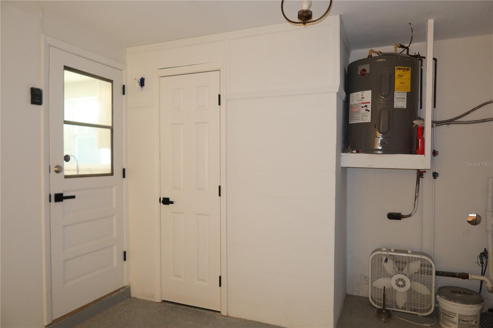 SIESTA TERRACE FIRST ADD - Residential Lease