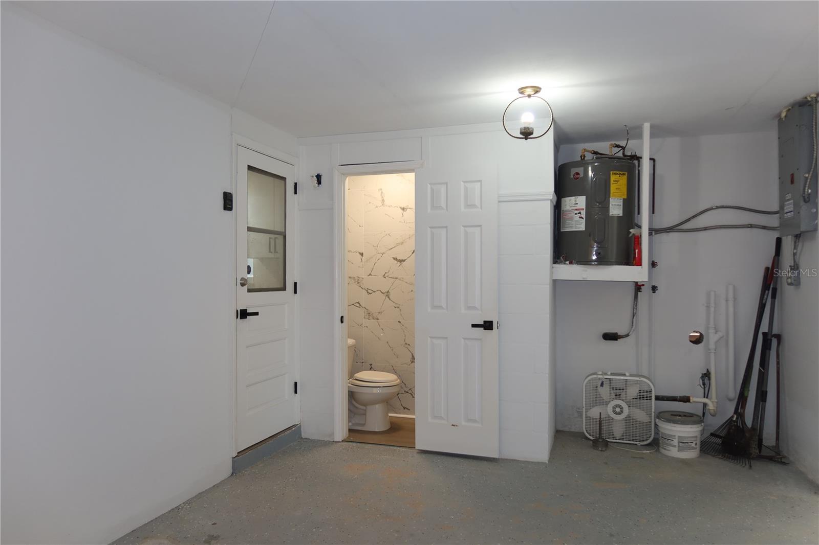 SIESTA TERRACE FIRST ADD - Residential Lease