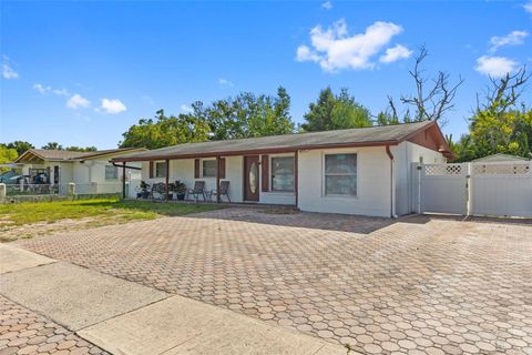 Photo of 5923 Yorkshire Road, Tampa, FL 33634 (MLS # TB8521470)