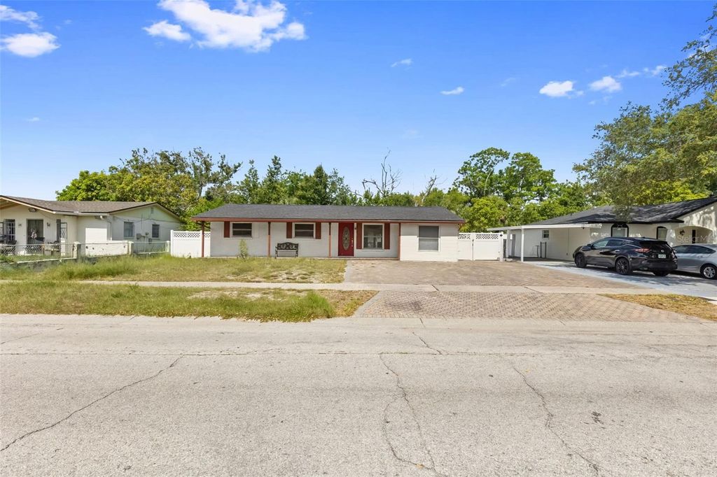 Photo of 5923 Yorkshire Road, Tampa, FL 33634 (MLS # TB8521470)