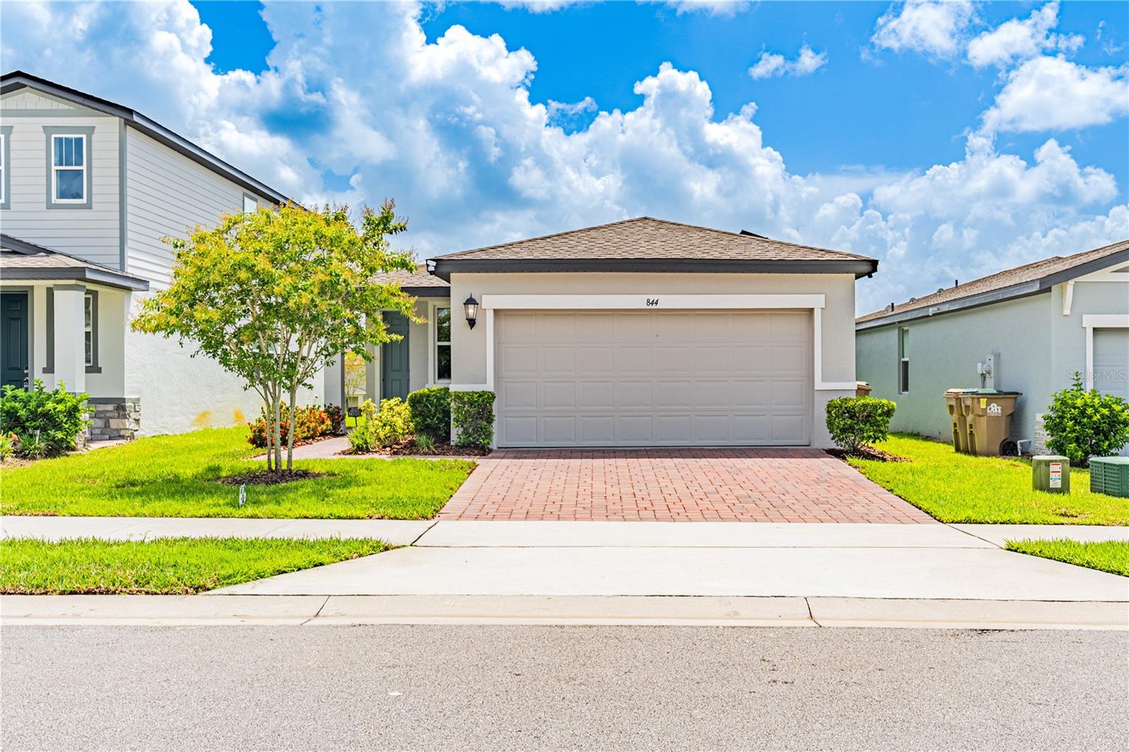 Welcome to this beautiful single-story home located in the desirable community of Clermont. Featuring 4 bedrooms and 2 bathrooms, this residence offers a spacious and functional open floor plan, perfect for both daily living and entertaining. The large living room flows seamlessly into the modern kitchen and dining area, creating a bright and inviting space for the whole family.
The home is equipped with solar panels, providing energy efficiency and significant savings on utility costs. All bedrooms are generously sized, with the primary suite offering comfort and privacy.
Enjoy a prime location just minutes from Walmart, department stores, restaurants, and an A-rated charter school, making this home ideal for convenience and quality of life.
This property combines comfort, efficiency, and accessibility, offering a fantastic opportunity to live in one of Clermont’s most convenient areas.