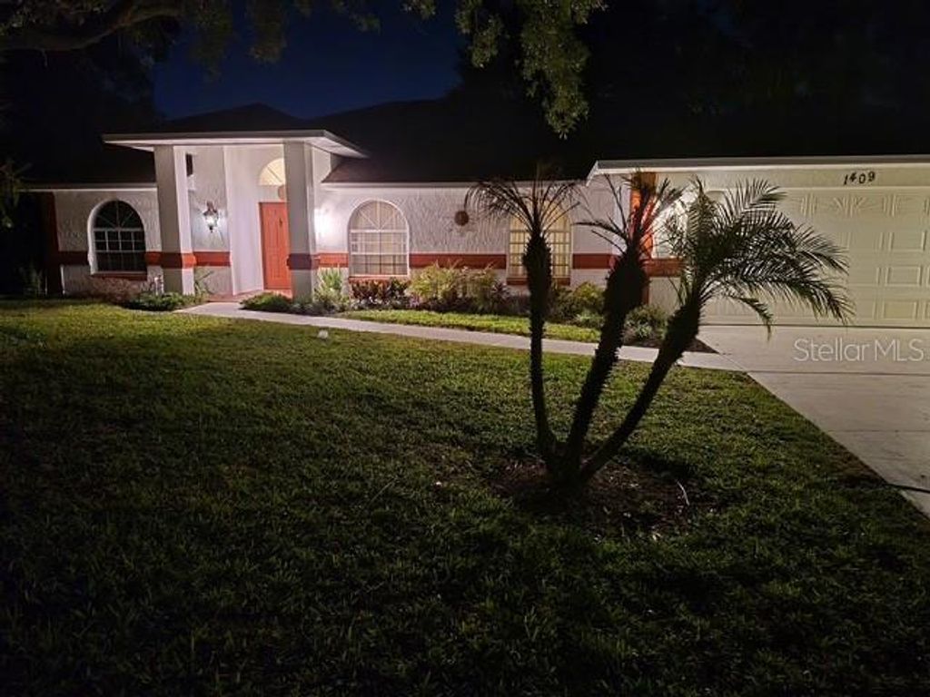 Photo of 1409 Covington Court, Lake Wales, FL 33853 (MLS # A4691943)