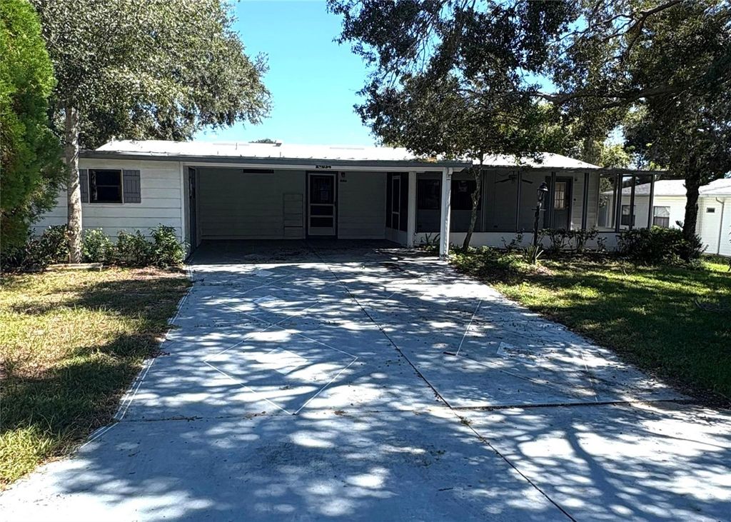 Photo of 25034 Betton Hill, Leesburg, FL 34748 (MLS # G5111195)