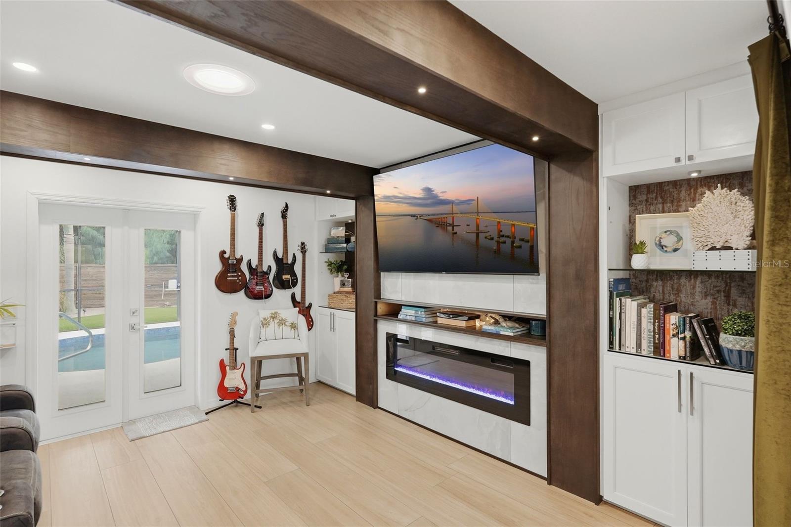 SHERYL MANOR - Residential