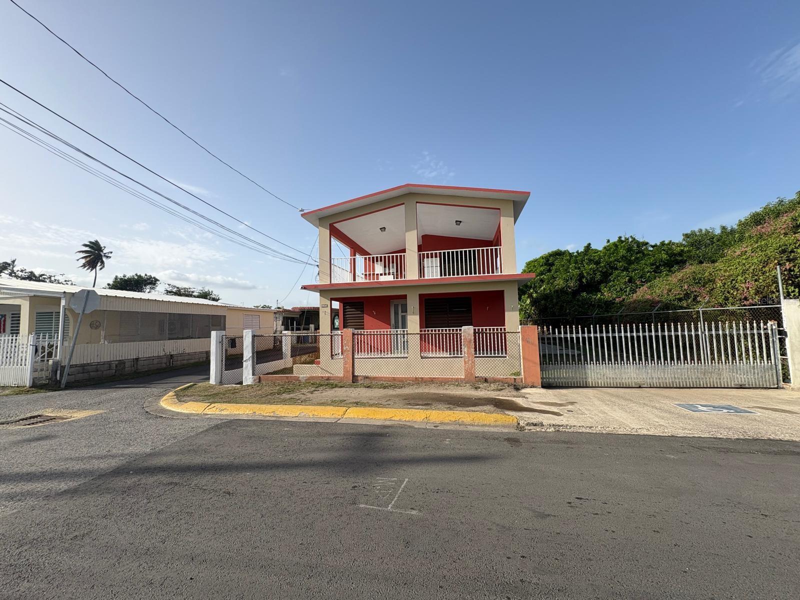 PROPERTY IN THE AREA OF SALINAS, CORNER HOUSE WITH LIGHT COMMERCIAL TOURIST ZONING, CLOSE TO THE BEACH, RESTAURANTS, BOAT STORAGE, HARDWARE STORES, BAKERY ACROSS THE STREET, IN SHORT, A VERY GOOD LOCATION WITH A SOLAR SYSTEM THAT IS A LEASE WITH 29 PANELS AND TWO TESLA BATTERIES, A GREAT OPPORTUNITY TO GET YOUR BEACH HOUSE WITH A SEA VIEW WITH FRUIT TREES SUCH AS ACEROLA,ORANGE, LEMON AMONG OTHERS .