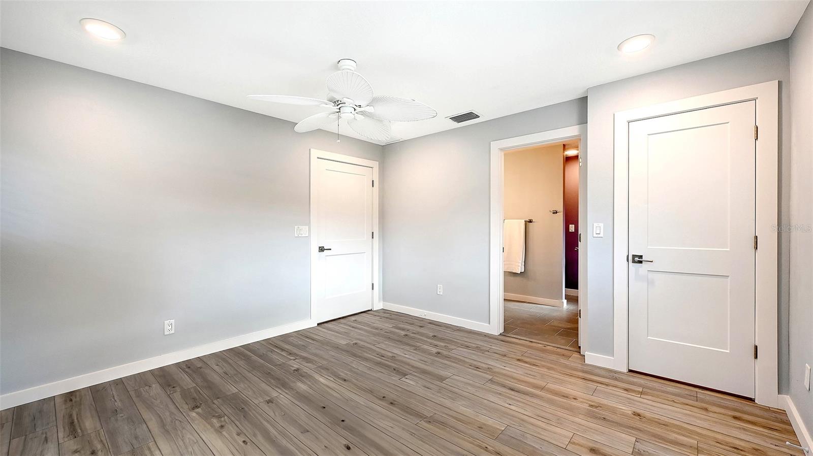 SIESTA PROPERTIES/THE SANDERLING - Residential