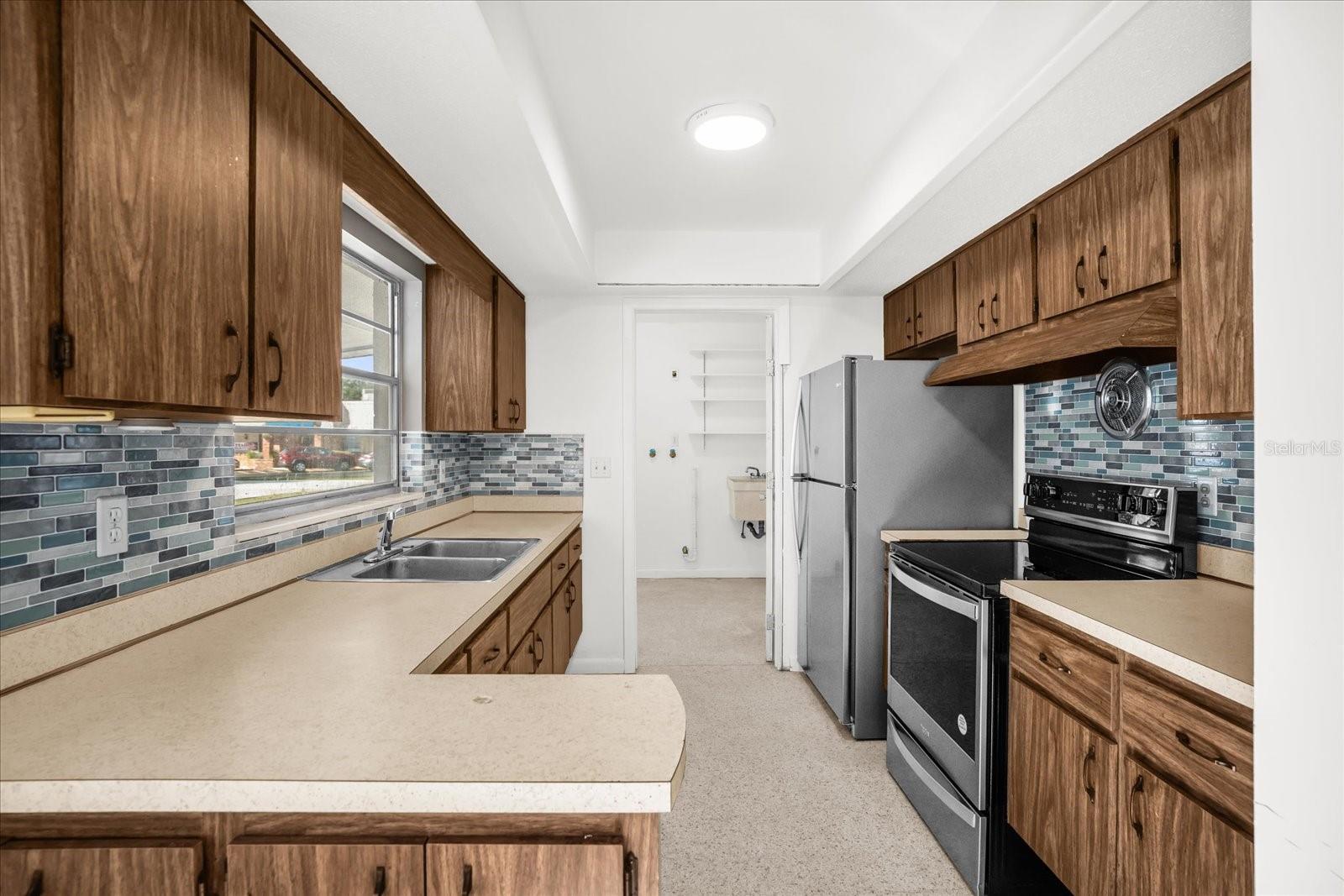 120 E ROBERTS STREET