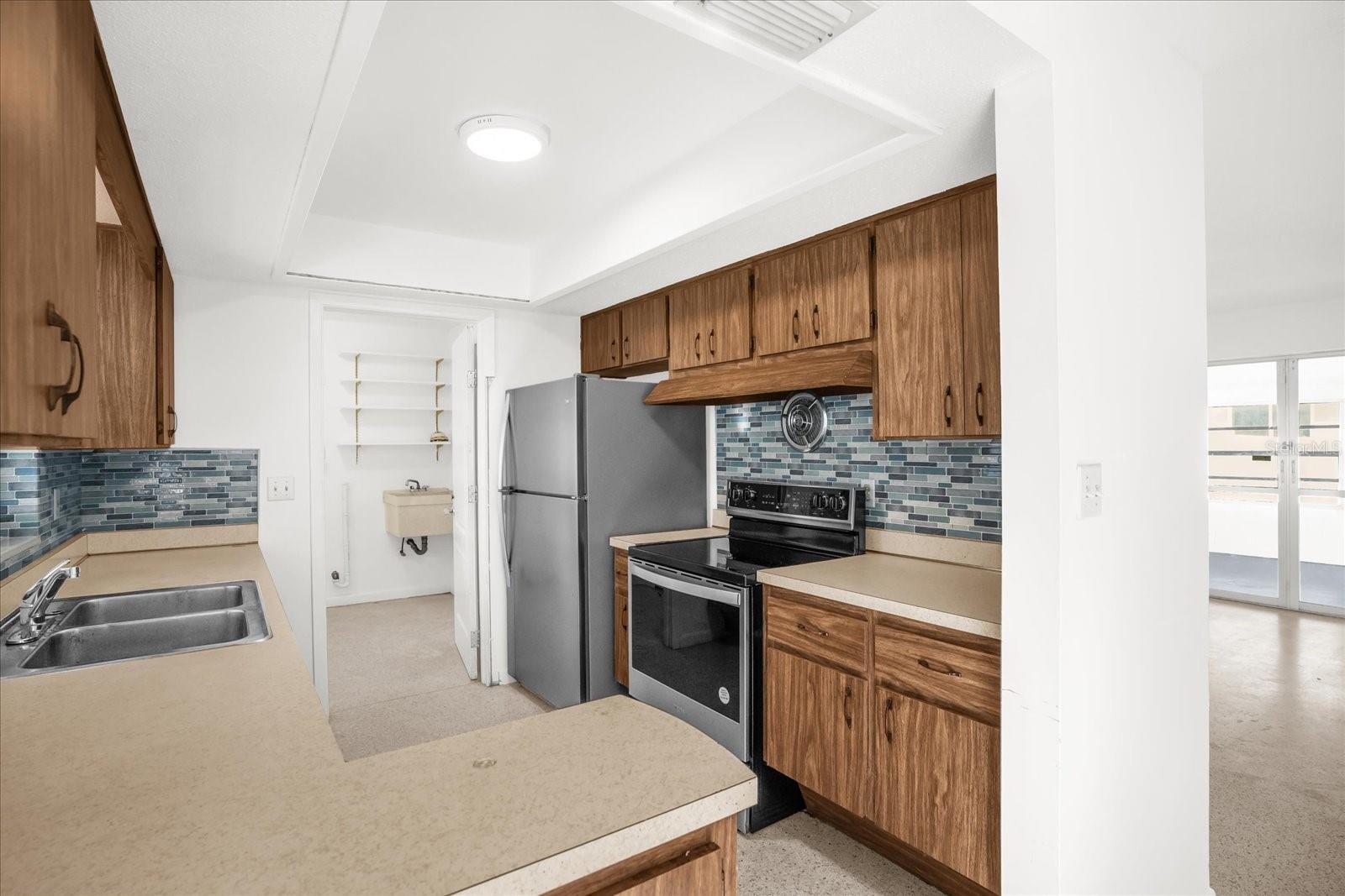 120 E ROBERTS STREET