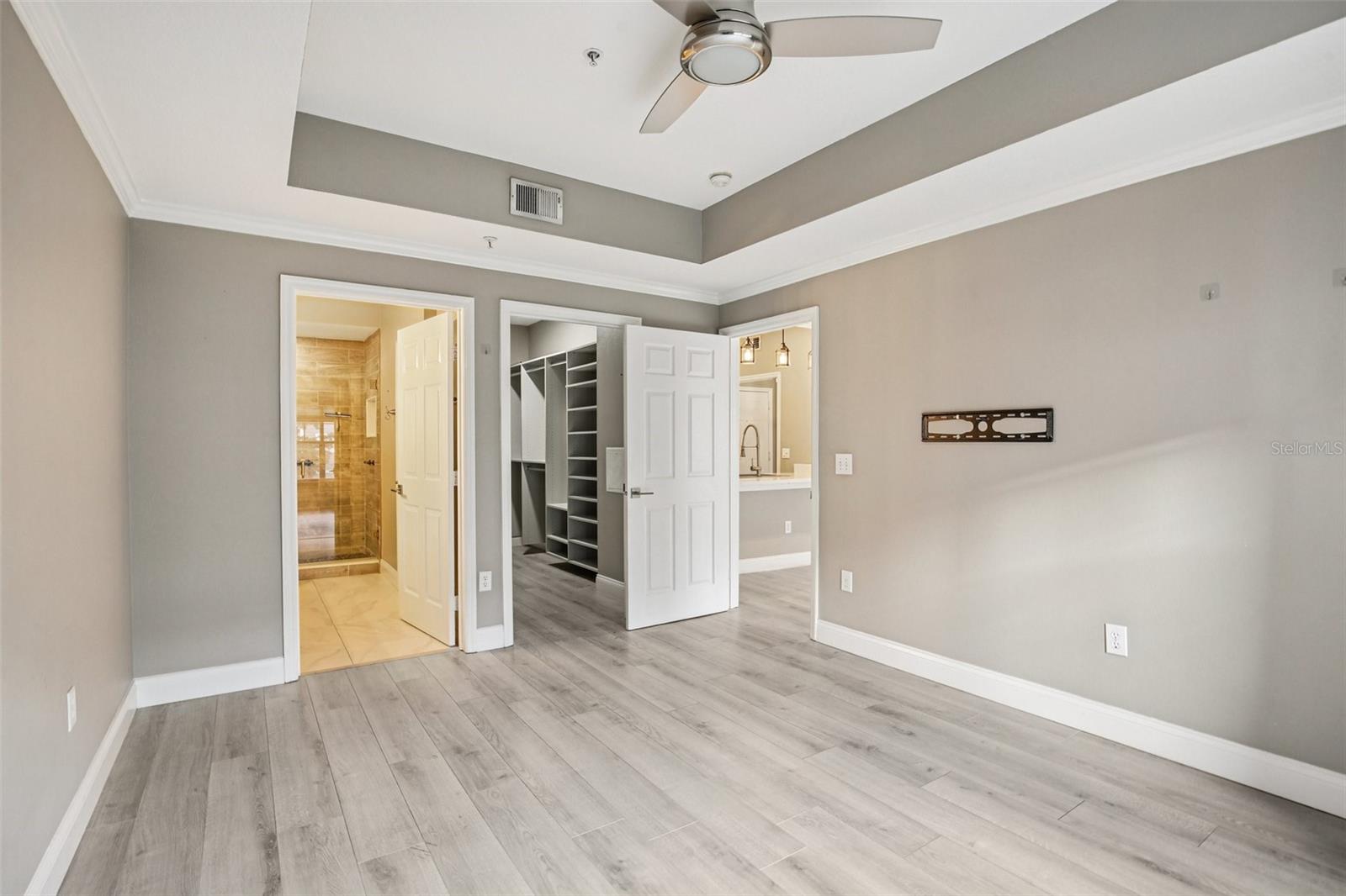 HYDE PARK WALK A CONDO - Residential