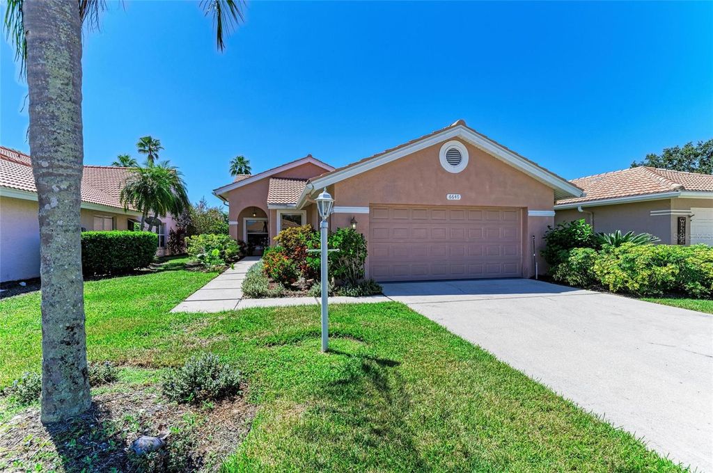 Photo of 6647 Oakbrooke Circle, Bradenton, FL 34202 (MLS # A4665573)