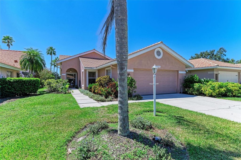 Photo of 6647 Oakbrooke Circle, Bradenton, FL 34202 (MLS # A4665573)