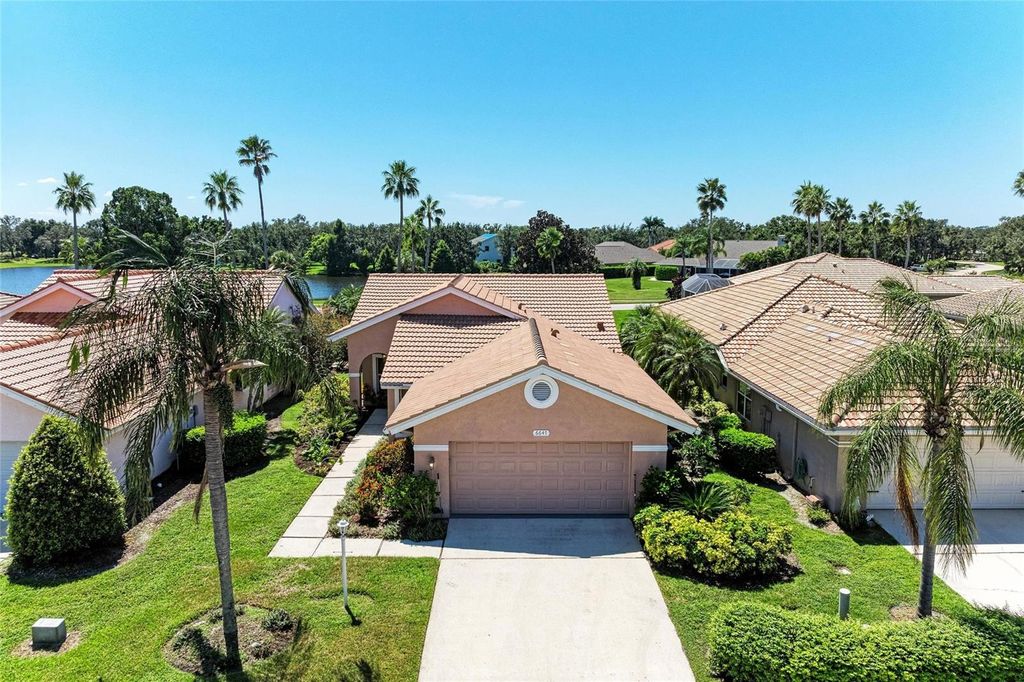 Photo of 6647 Oakbrooke Circle, Bradenton, FL 34202 (MLS # A4665573)